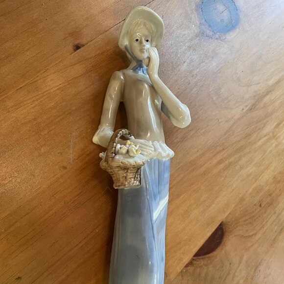 Vintage Lady Figurine - Picture 1 of 2